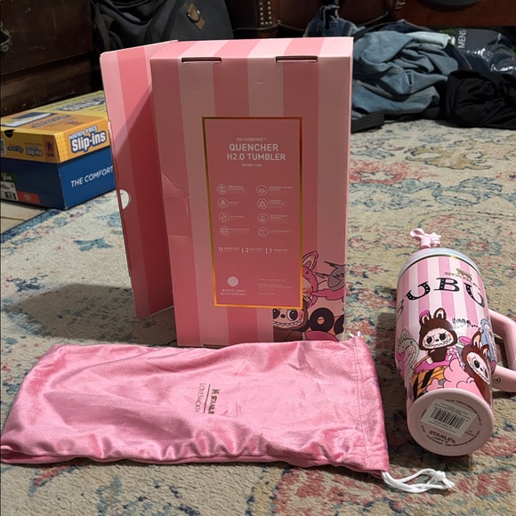 Stanley Pink NEW IN BOX labubu 40oz tumbler, straw topper box and bag - Picture 3 of 6